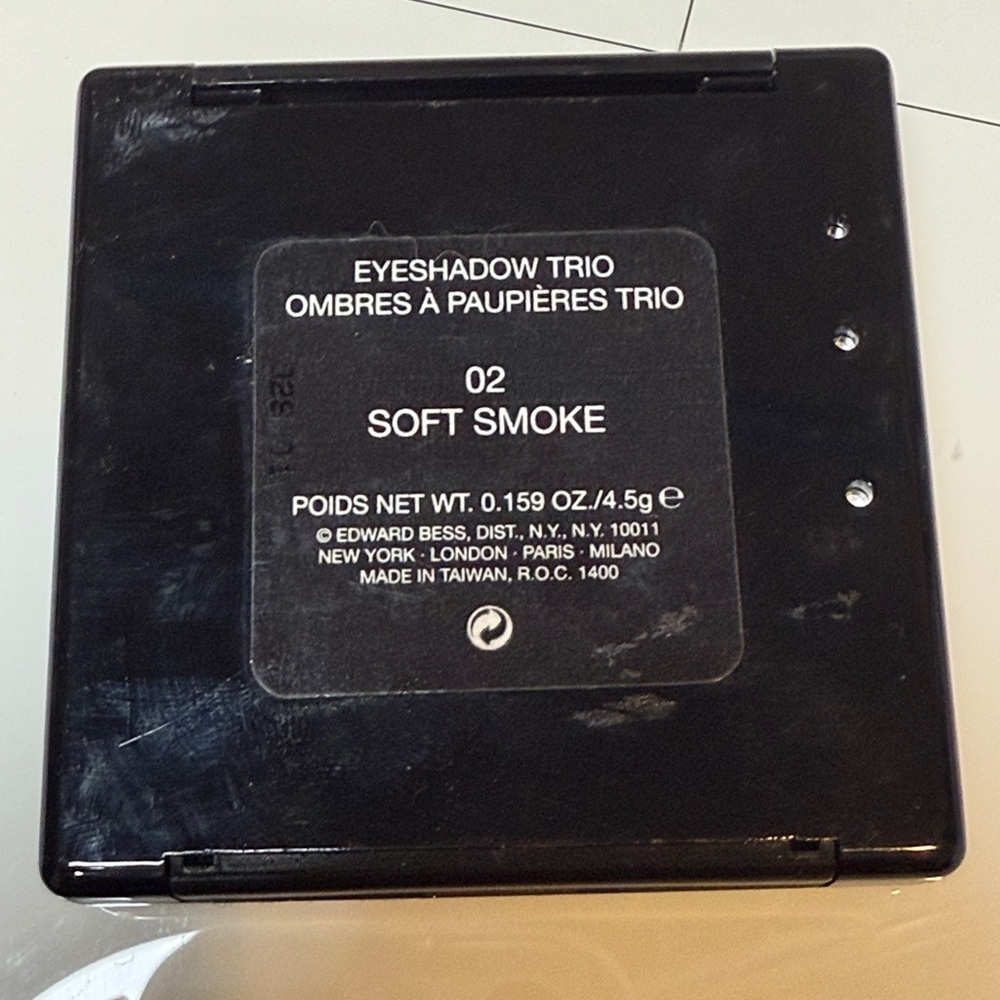 Edward Bess eyeshadow trio palette soft smoke 02 - Picture 5 of 5
